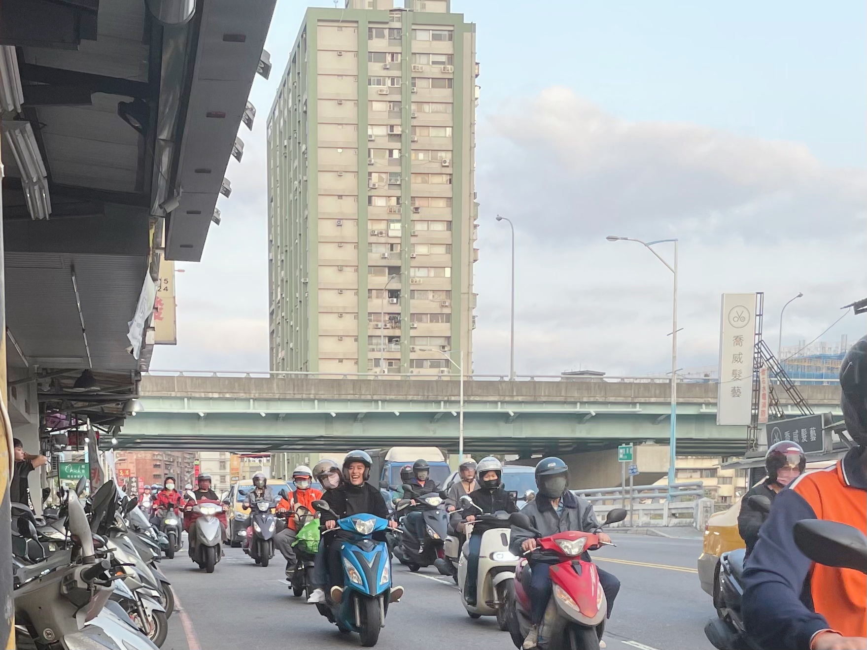 行人地獄板橋也有！三校學生冒險跟車搶道