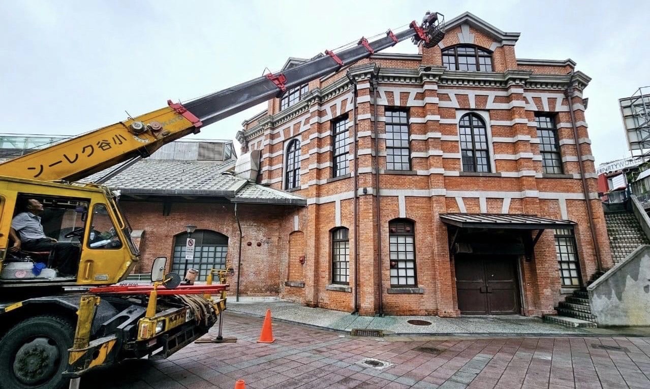 蔡詩萍》颱風天緊急修繕西門紅樓屋頂銅片