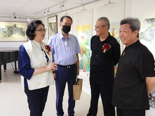 兩岸藝術家共繪神農架  書畫展開幕